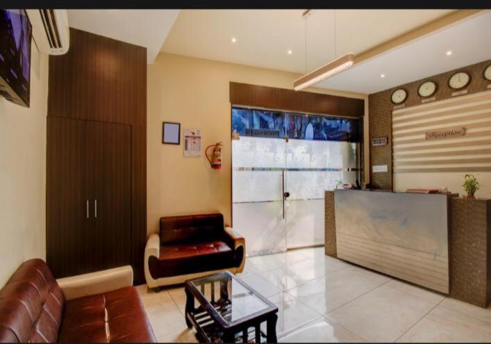 Hotel Emerald Near T2 International Airport Bombay Eksteriør billede