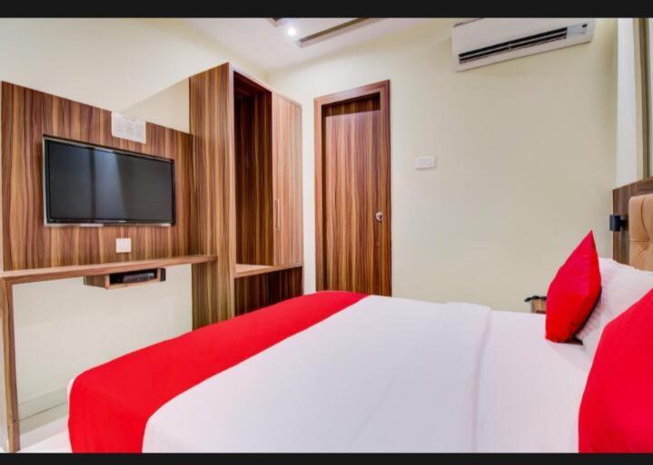 Hotel Emerald Near T2 International Airport Bombay Eksteriør billede