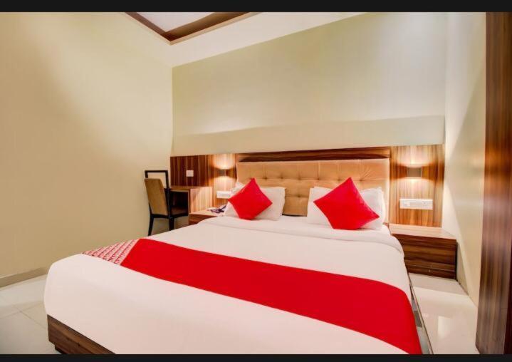 Hotel Emerald Near T2 International Airport Bombay Eksteriør billede
