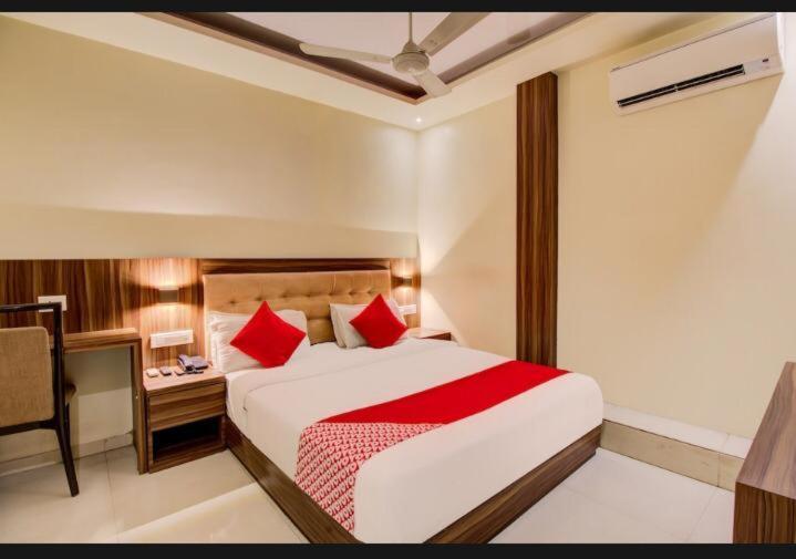 Hotel Emerald Near T2 International Airport Bombay Eksteriør billede