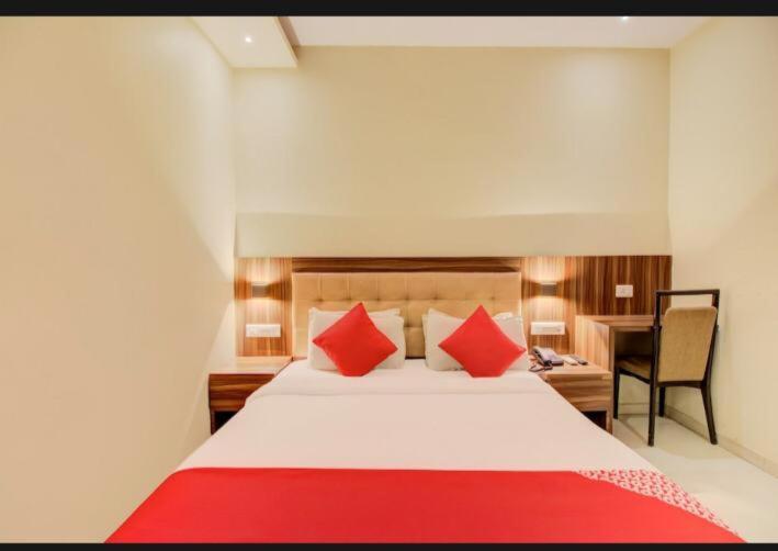 Hotel Emerald Near T2 International Airport Bombay Eksteriør billede