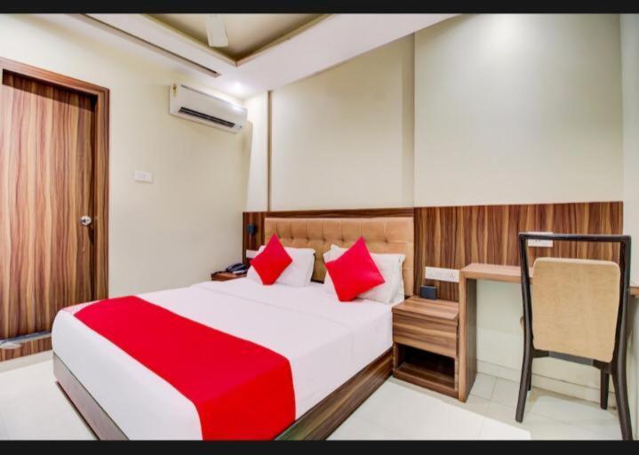 Hotel Emerald Near T2 International Airport Bombay Eksteriør billede