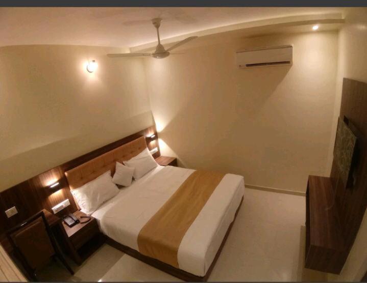 Hotel Emerald Near T2 International Airport Bombay Eksteriør billede
